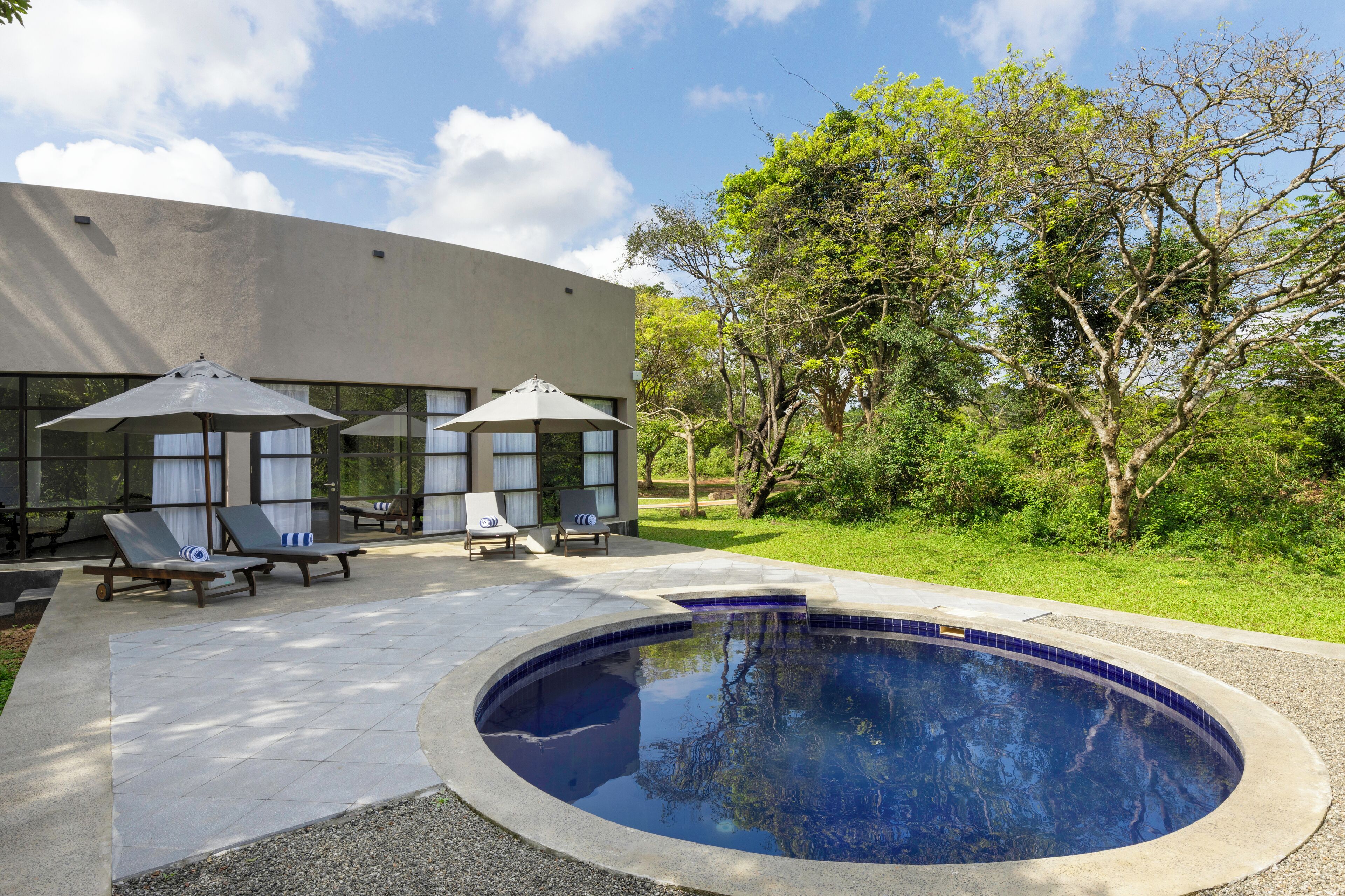 Ropa de cama de alta calidad y caja de seguridad en la habitación 