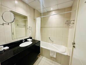 Hårføner, håndklær og toalettpapir