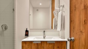 Shower, hair dryer, towels, shampoo - W*| Amazing 1BR w/ Beautiful view in Virrey (Bogotá)