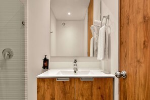 シャワー、ヘアドライヤー、タオル