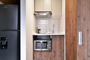 コンロ、コーヒー / ティ ーメーカー、調理器具と食器