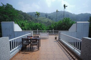 Outdoor dining - Hermas Villa (Kunnathidavaka)