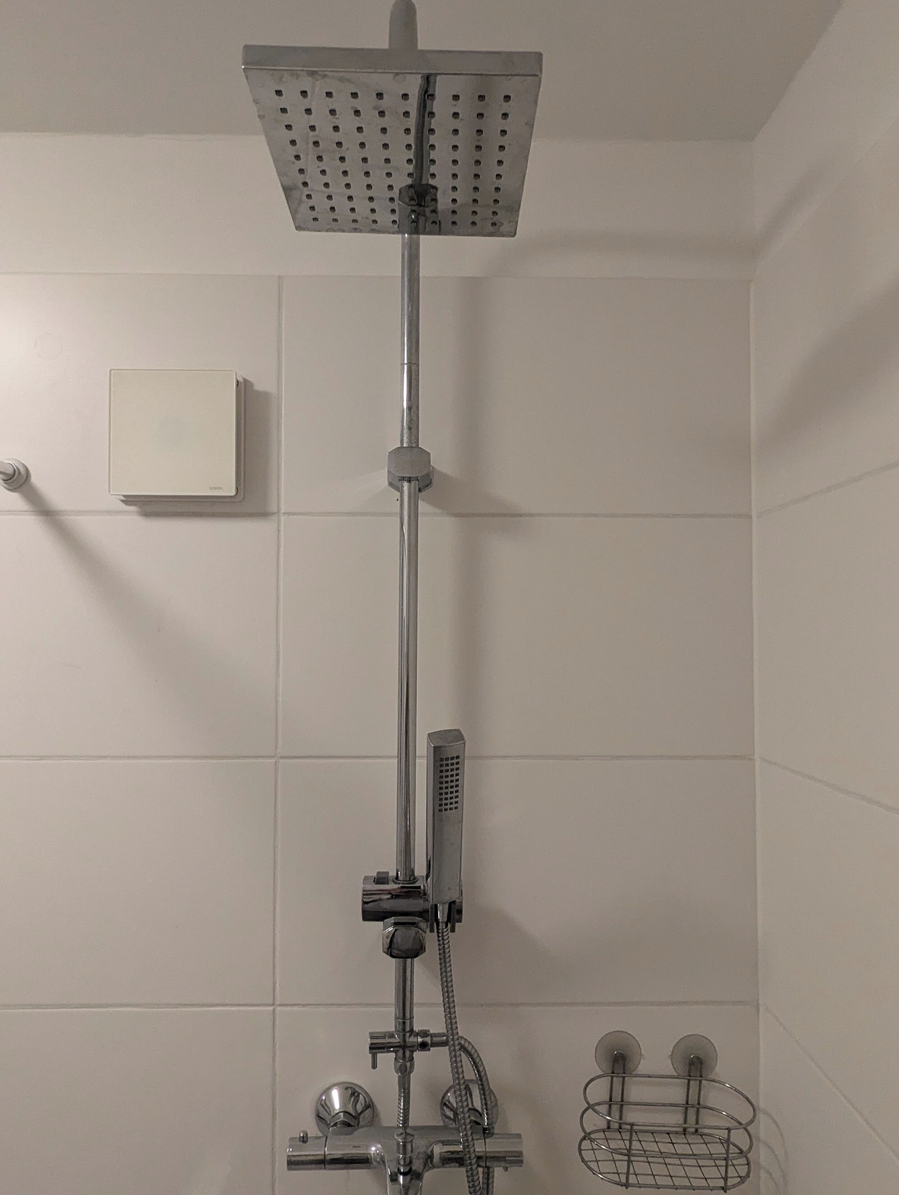 Dusch, handdukar, tvål och toalettpapper