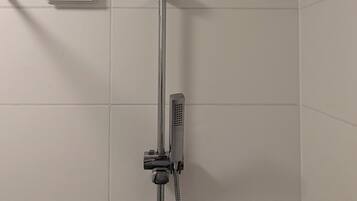 Dusch, handdukar, tvål och toalettpapper