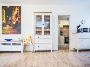 Mikrobølgeovn, ovn, brødrister og høy barnestol