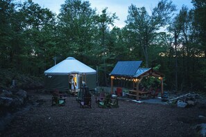 Terrace/patio - Cozy Yurt in the Woods (Sainte-Agathe-des-Monts)