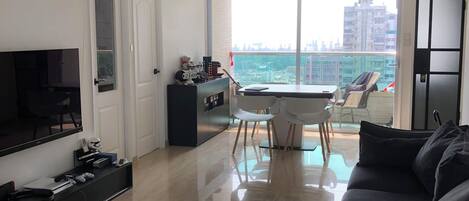 Una televisión, libros, una pantalla de ordenador