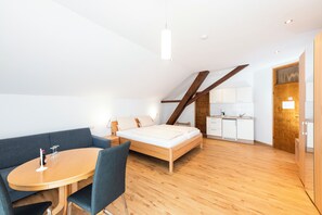 Studio | Individually decorated, individually furnished, desk, laptop workspace - Weingut & Gästehof Borst (Nordheim a. Main)