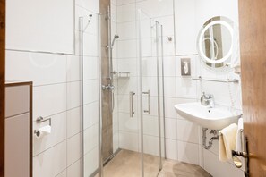 Bloc d'apartaments, balcó, vistes a les vinyes | Bany