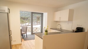 Een microgolfoven, een oven, een broodrooster, een kinderstoel