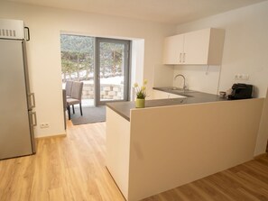 Microwave, oven, toaster, highchair - Cosy apartment for 4 people with WIFI, TV and terrace (Obernberg Am Brenner)