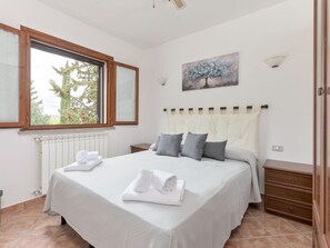 5 bedrooms, travel crib, free WiFi - Beautiful private villa with WIFI, private pool, TV, patio, pets allowed and panoramic view (Castel Del Piano)
