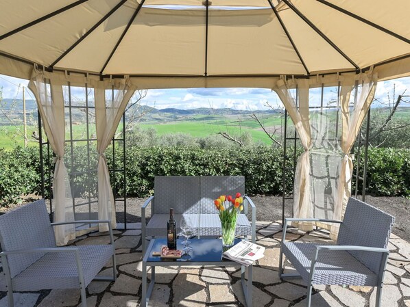 Terrace/patio - Beautiful private villa with WIFI, private pool, TV, patio, pets allowed and panoramic view (Castel Del Piano)