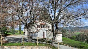 A stone-walled structure with a wooden staircase leading up to a building with a tiled roof. - Wonderful private villa with private pool, WIFI, TV, patio, pets allowed and panoramic view (Castel Del Piano)