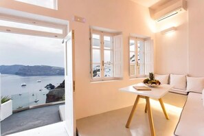 Superior Suite with Outdoor Hot Tub Caldera View | Dining room