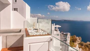 Deluxe Suite with Outdoor Hot Tub | Terrace/patio