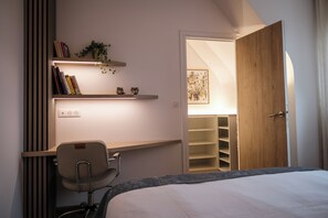 1 soveværelse, pengeskab på værelset, skrivebord, strygejern/strygebræt