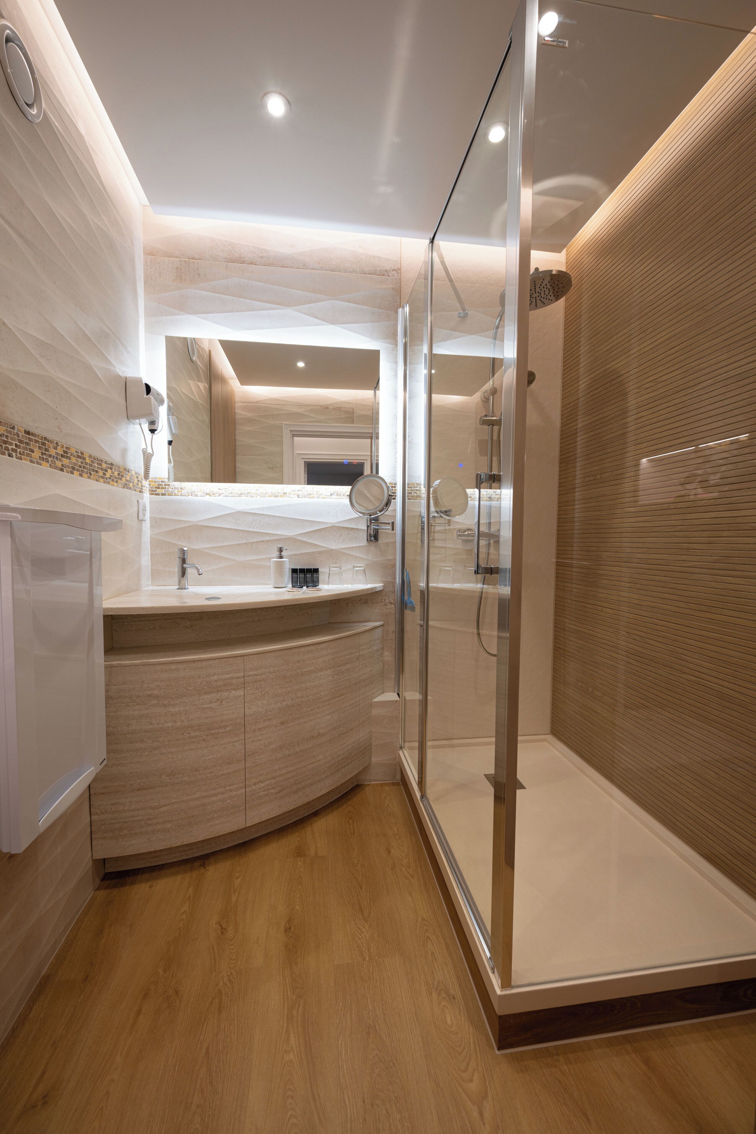 Shower, hair dryer, bidet, towels