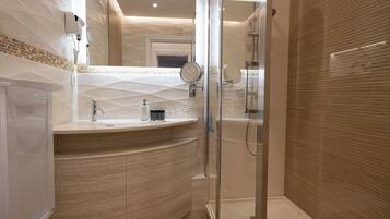 Shower, hair dryer, bidet, towels