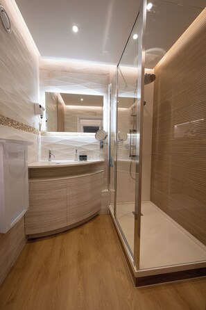 Dusche, Haartrockner, Bidet, Handtücher