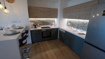 Réfrigérateur, four, plaque de cuisson, lave-vaisselle