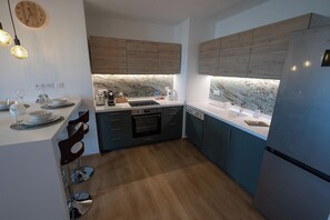 Réfrigérateur, un four, surface de cuisson, lave-vaisselle