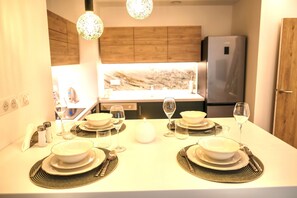 Fridge, oven, stovetop, dishwasher