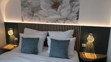 1 dormitorio, caja fuerte, escritorio y tabla de planchar con plancha