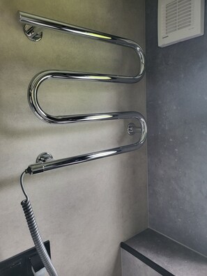 Douche, sèche-cheveux, serviettes fournies, savon
