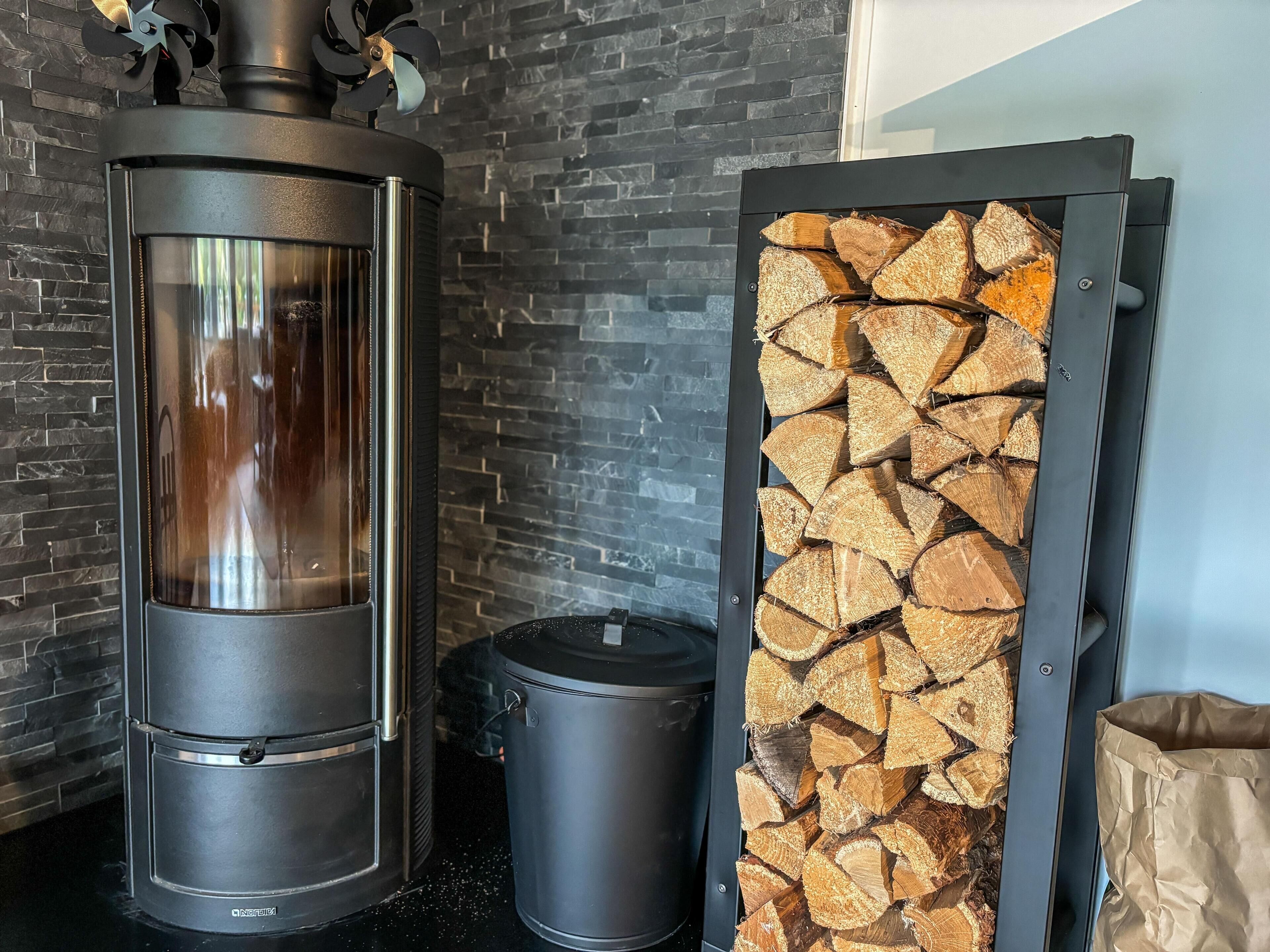 Kaminofen im Wohnzimmer des Ferienhauses Hus Thovid