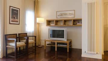 Apartamento, na torre | Área de estar | TV de tela plana