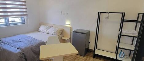 1 dormitori, planxa i posts de planxar, wifi i roba de llit