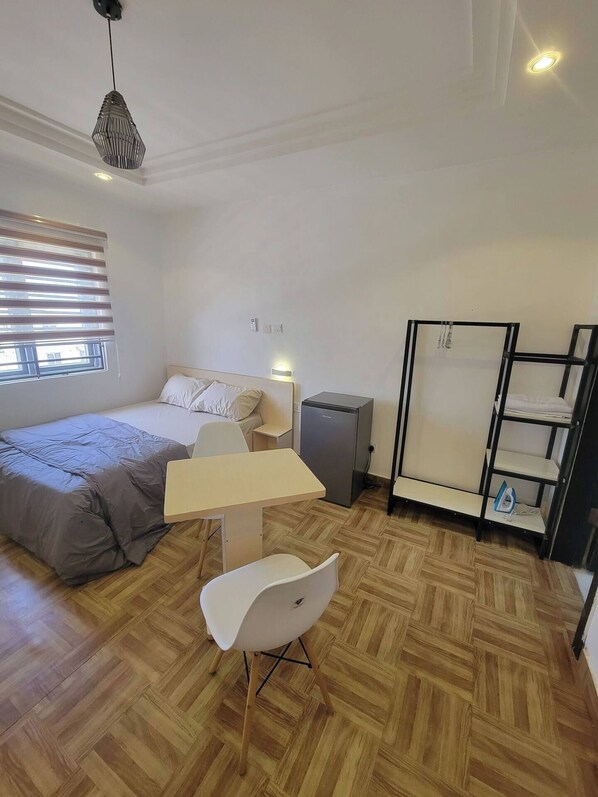1 chambre, fer et planche à repasser, Wi-Fi, literie fournie