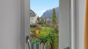 A view from a window of a building with a mountain in the background. - Cosy single room in the heart of Sierre (Sierre)