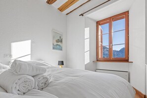 Tabla de planchar con plancha, wifi gratis, ropa de cama