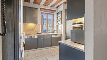 Jääkaappi, mikroaaltouuni, uuni, liesi