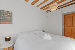 Planxa i posts de planxar, wifi gratuïta i roba de llit