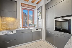 KĂŒhlschrank, Mikrowelle, Ofen, Herdplatte