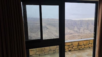 1 habitación, caja de seguridad en la habitación y escritorio