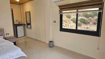 1 habitación, caja de seguridad en la habitación y escritorio