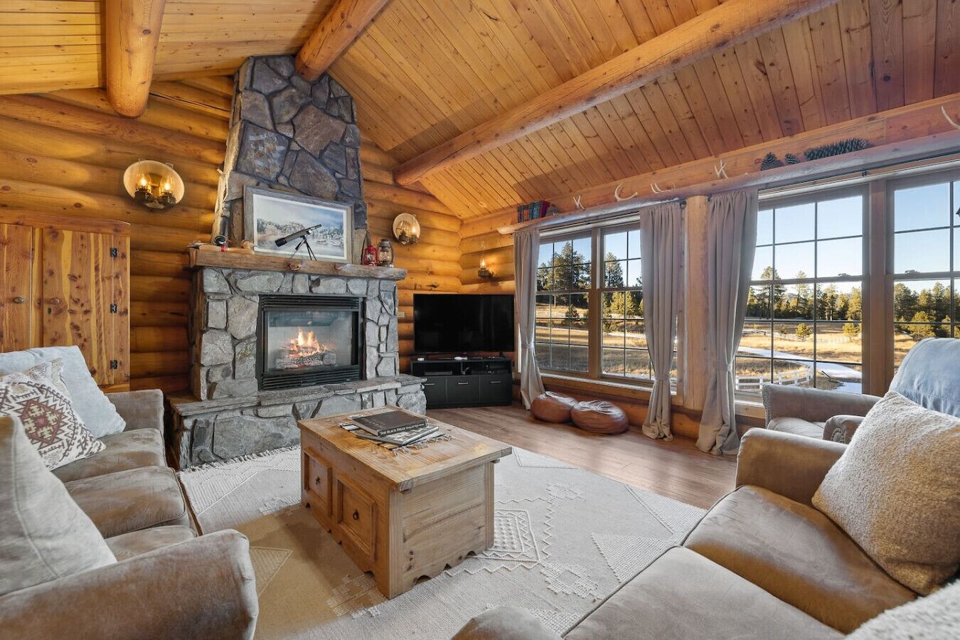 TV connectée, cheminée, baby-foot, livres