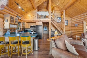 Smart TV, fireplace, table football, books - Whitetail Springs Ranch Retreat (Custer)