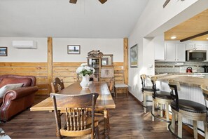 Dining - Lookout Lodge- Hillside Escape (Custer)
