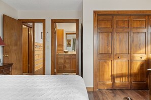 4 bedrooms, iron/ironing board, travel crib, free WiFi - Lookout Lodge- Hillside Escape (Custer)