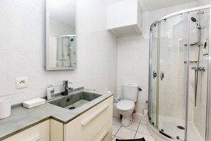 Douche, sĂšche-cheveux, serviettes fournies