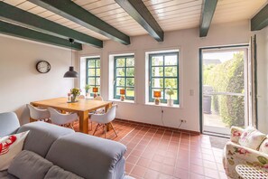 Fernseher, Bücher, Stereoanlage
