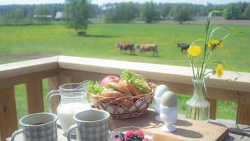 Windmill room, 3 persons | Down comforters, pillowtop beds, rollaway beds, free WiFi