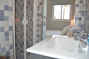 Shower, hair dryer, towels, soap - DUPLEX MARBELLA APT. WITH GREAT FACILITIES, GYM, POOLS & INDOOR POOL. SLEEPS 6 (Marbella)