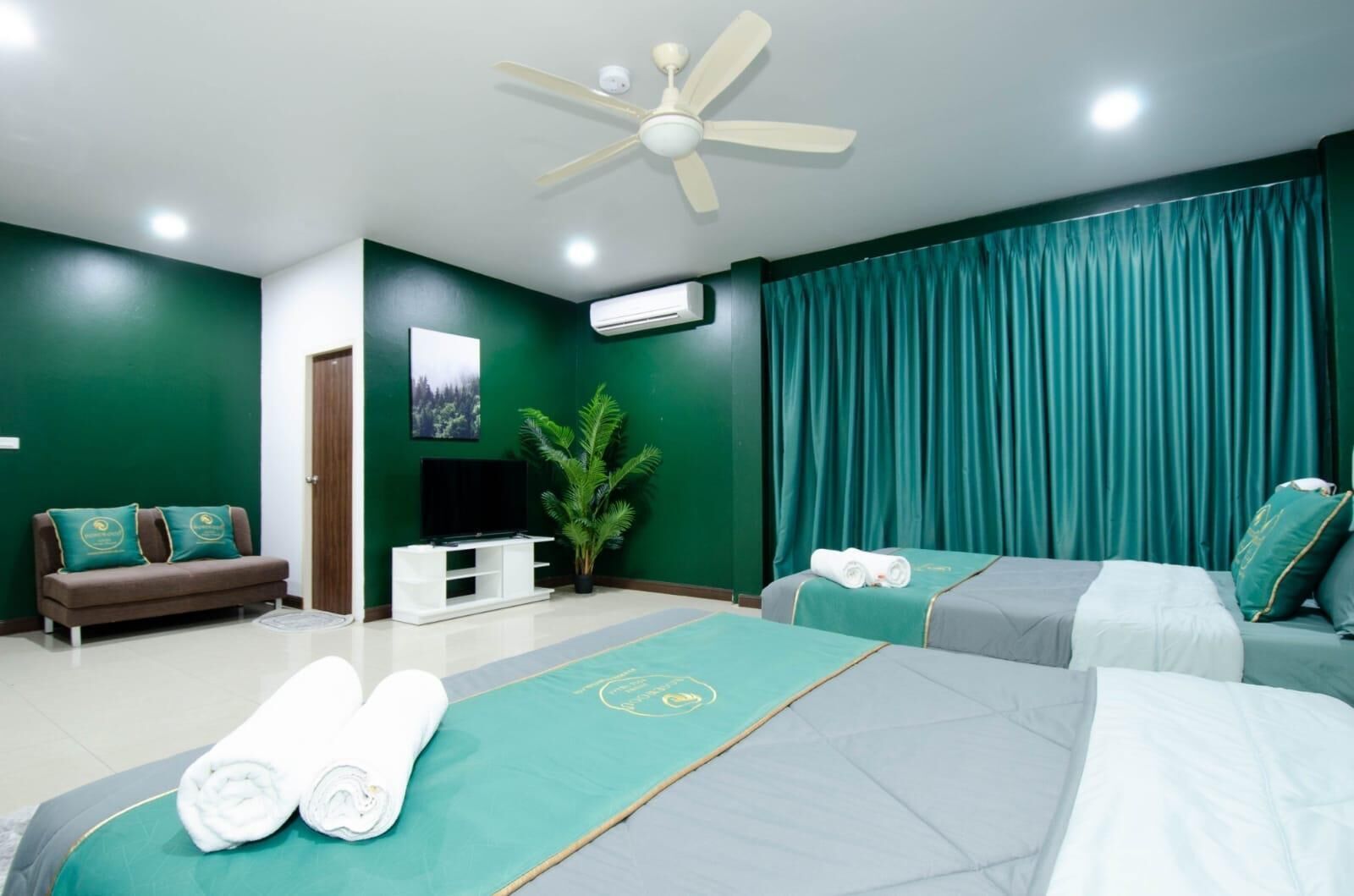 6 bedrooms, in-room safe, iron/ironing board, WiFi