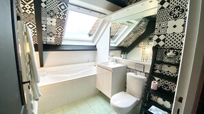 Een douche, een haardroger, toiletpapier